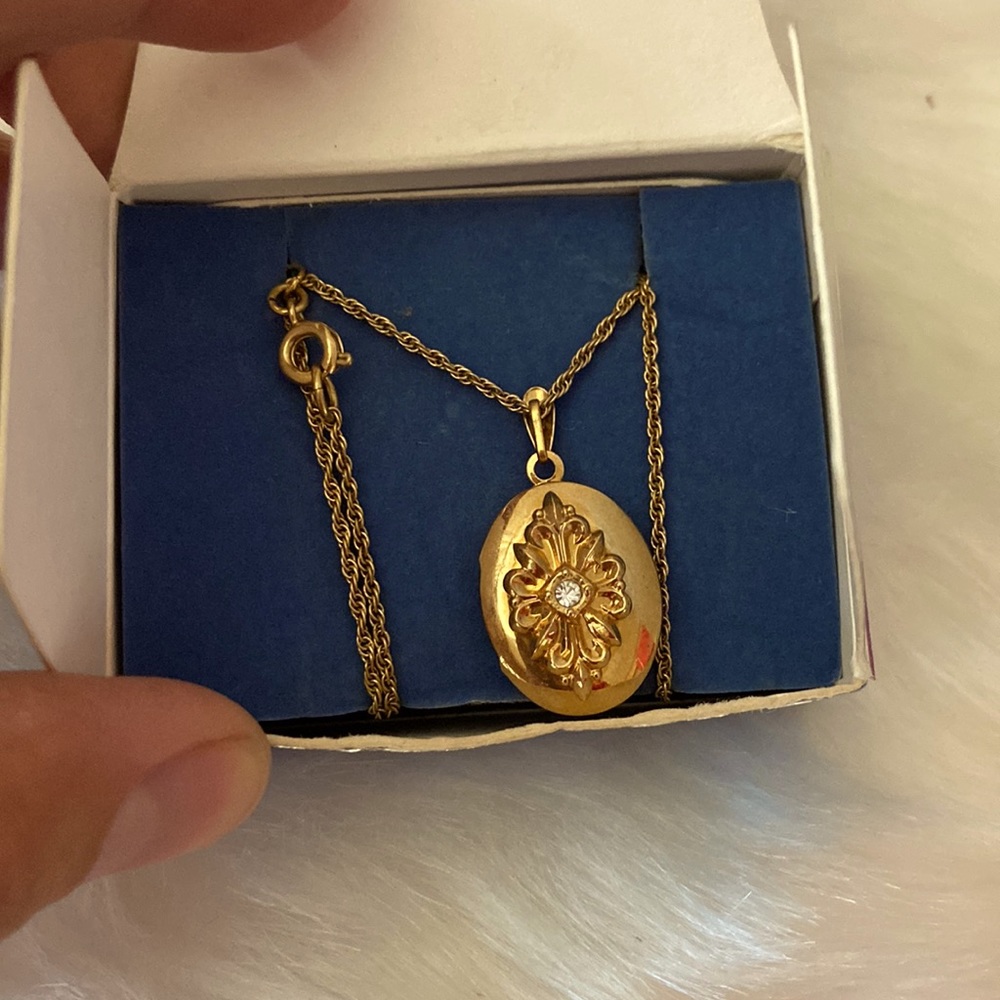 Vintage Avon oval locket necklace-gold tone